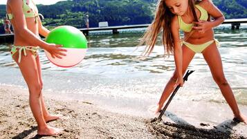 Sulla spiaggia, un bar sulla spiaggia
