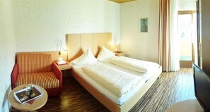 Ropa de cama hipoalergénica y caja de seguridad en la habitación 