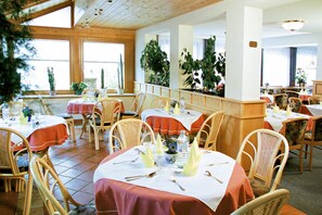 Desayuno buffet diario (EUR 10 por persona)