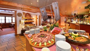 A buffet with various food items and a wooden ceiling. - IFA Alpenrose Hotel (Mittelberg)