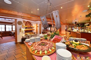 Un buffet proposant une variété de plats et un plafond en bois.