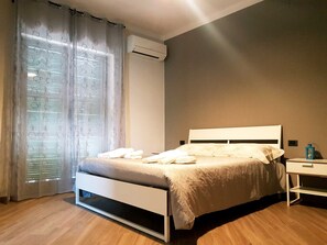 Quarto casal luxo, 1 cama Queen, para não fumantes | Frigobar, escrivaninha, cortinas blackout, berços (sobretaxa)