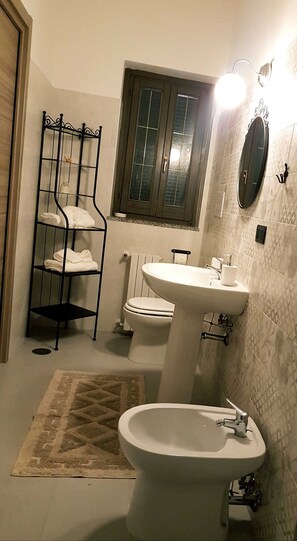 Habitación Deluxe doble, 1 cama de matrimonio, no fumadores | Baño | Ducha y cabezal de ducha tipo lluvia