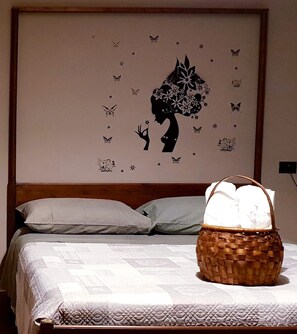 Quarto casal luxo, 1 cama Queen, para não fumantes | Frigobar, escrivaninha, cortinas blackout, berços (sobretaxa)