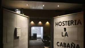 A hallway with a sign reading "HOSTERIA LA CABAÑA". - H La Cabaña (Pozuelo de Alarcon)