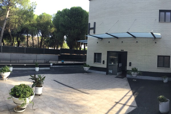 Vista frontal de la propiedad