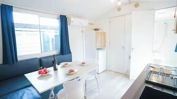 Mobil Karavan Standar | Dapur pribadi | Lemari es besar, kompor, peralatan masak/sendok-piring, dan meja makan