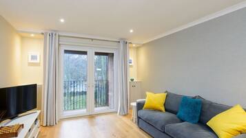 Apartment, Multiple Beds | Living area | 30-inch TV with cable channels, video game console, Netflix