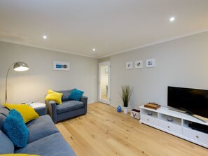 Apartment, Multiple Beds | Living area
