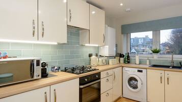 Apartment, Multiple Beds | Private kitchen | Fridge, microwave, oven, stovetop