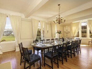 House, Multiple Beds | In-room dining