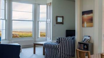 Apartment, Multiple Beds | Living room | 30-inch TV with cable channels