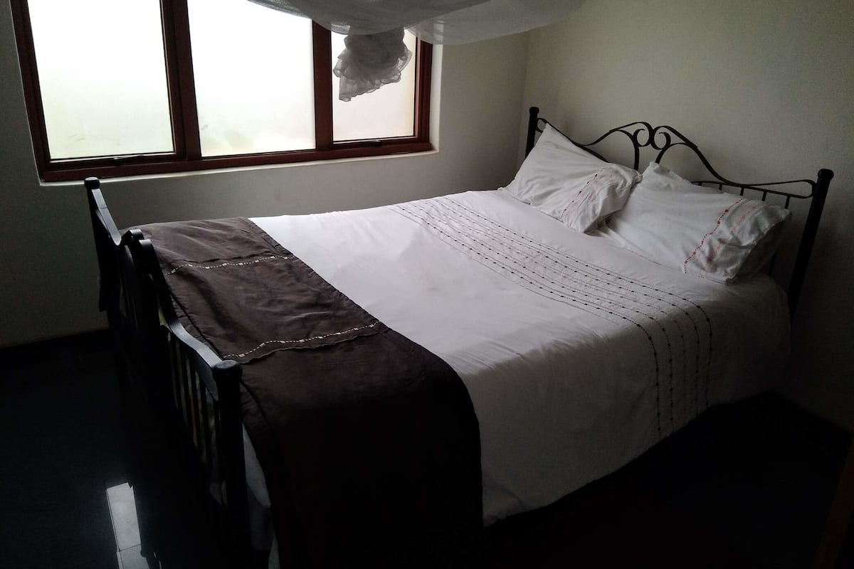 Een bureau, geluiddichte muren, gratis wifi, beddengoed
