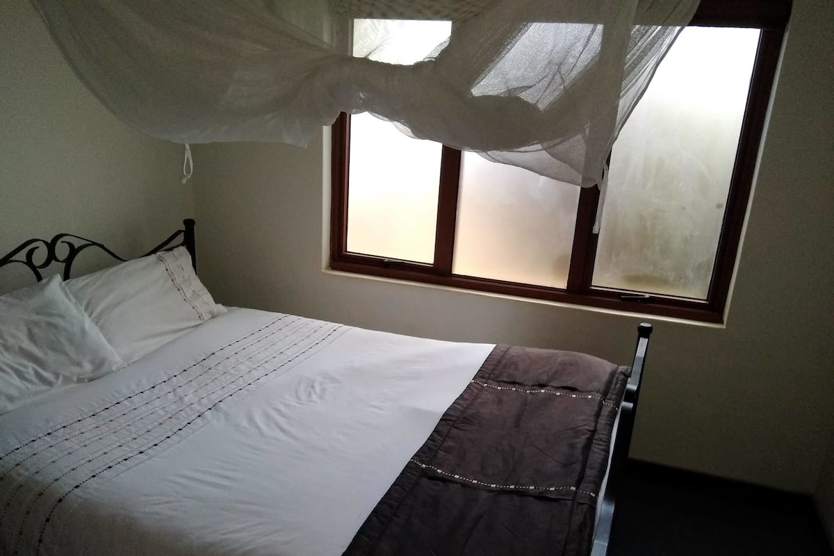 Eenvoudige eenpersoonskamer (Highland House) | Een bureau, geluiddichte muren, gratis wifi, beddengoed
