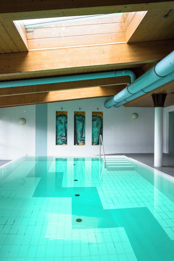 Piscina interna, funciona das 7h às 22h30, espreguiçadeiras