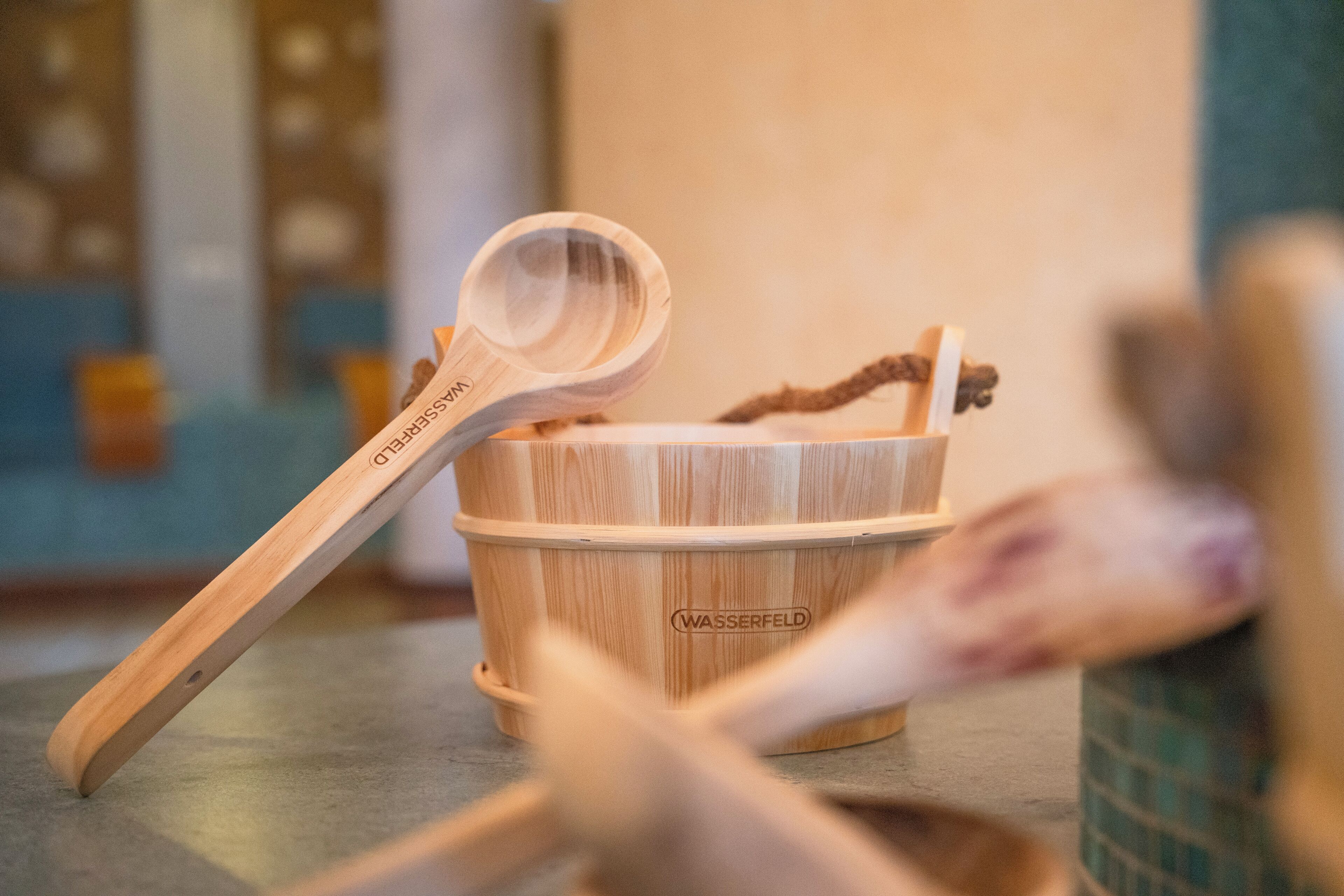 Una cocina de madera con un cuenco de madera y una cuchara de madera.