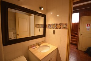 Apartment, 2 Bedrooms | Bathroom - Hotel Di Torlaschi (Valdivia)