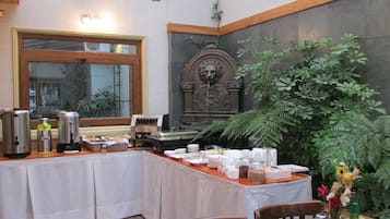 Daily buffet breakfast (CLP 6000 per person)