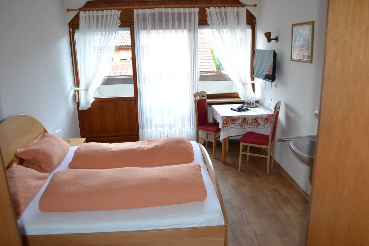 Doppelzimmer, Balkon | Allergikerbettwaren, individuell eingerichtet, Schreibtisch