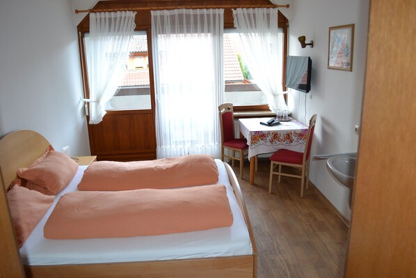 Double Room, Balcony | Peralatan tempat tidur hipoalergenik 