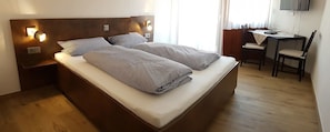 Quarto casal, sacada | Roupas de cama antialérgicas, individualmente mobiliados, escrivaninha