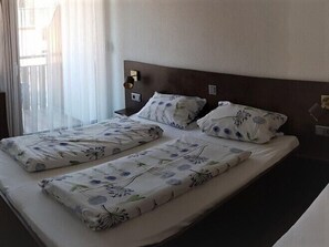 Hypo-allergenic bedding, individually furnished, desk - Gästehaus Eckenfels (Ohlsbach)