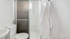 A modern bathroom with a toilet, sink, and shower area. - Hotel Jardim Do Cedro (Cedral)