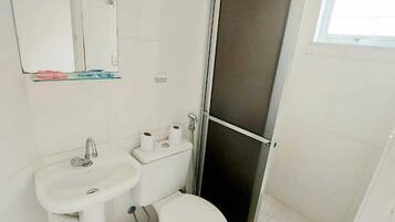 Quarto duplo | Banheiro | Chuveiro, produtos de toalete grátis, toalhas de banho, sabonete