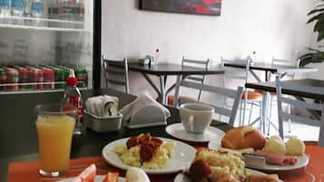Café da manhã com buffet todos os dias mediante uma taxa