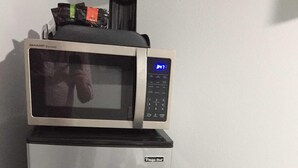 Una cocina con microondas y refrigerador.