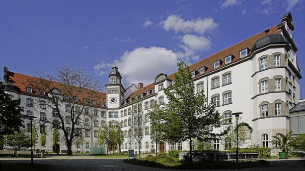 A historic building with multiple windows and a clock tower. - SleepySleepy Hotel Dillingen (Dillingen an der Donau)