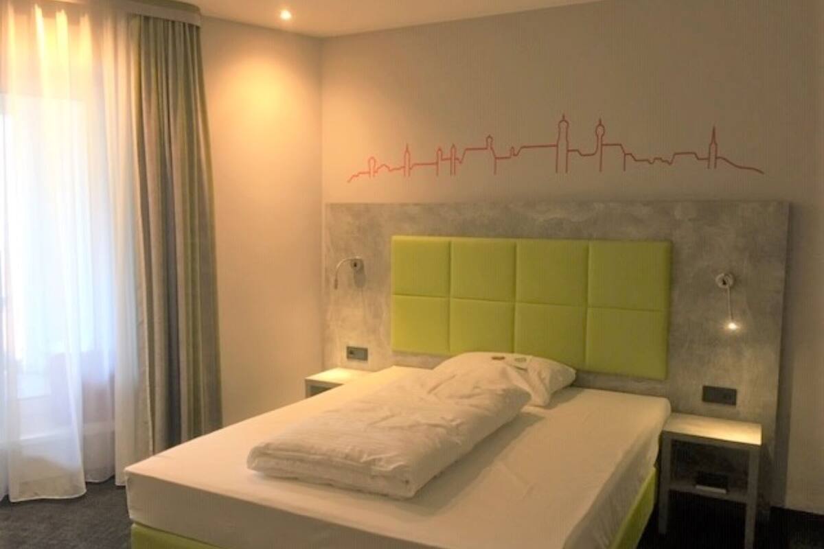 Ropa de cama hipoalergénica, escritorio, cortinas opacas
