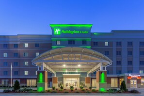 A Holiday Inn & Suites hotel with a covered entrance, multiple floors, and a Cheerleader Pub & Grill. - Holiday Inn Hotel & Suites Jefferson City by IHG (Jefferson City)