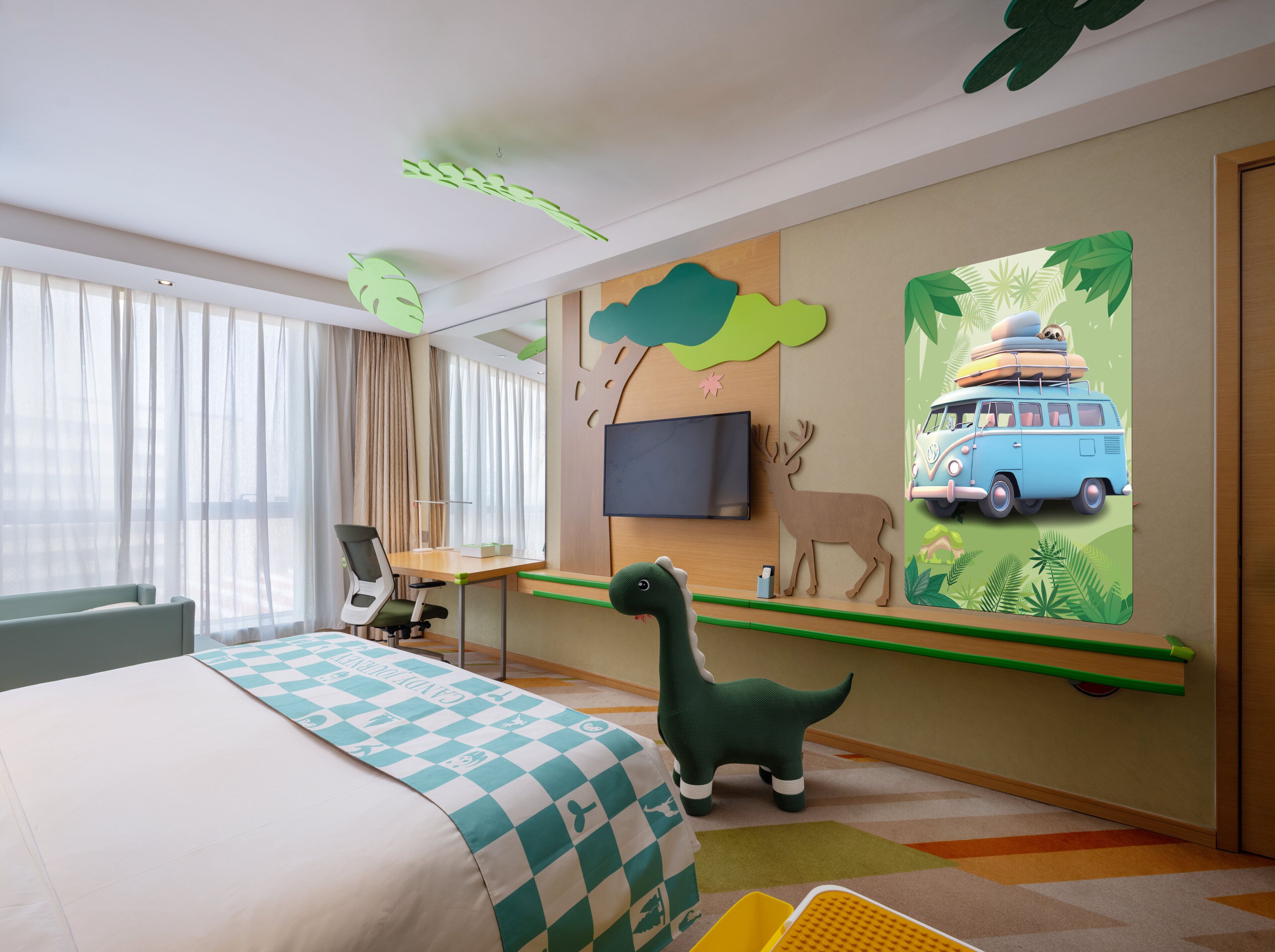 Una habitación de hotel con cama, un escritorio con silla, televisión y un mural en la pared.