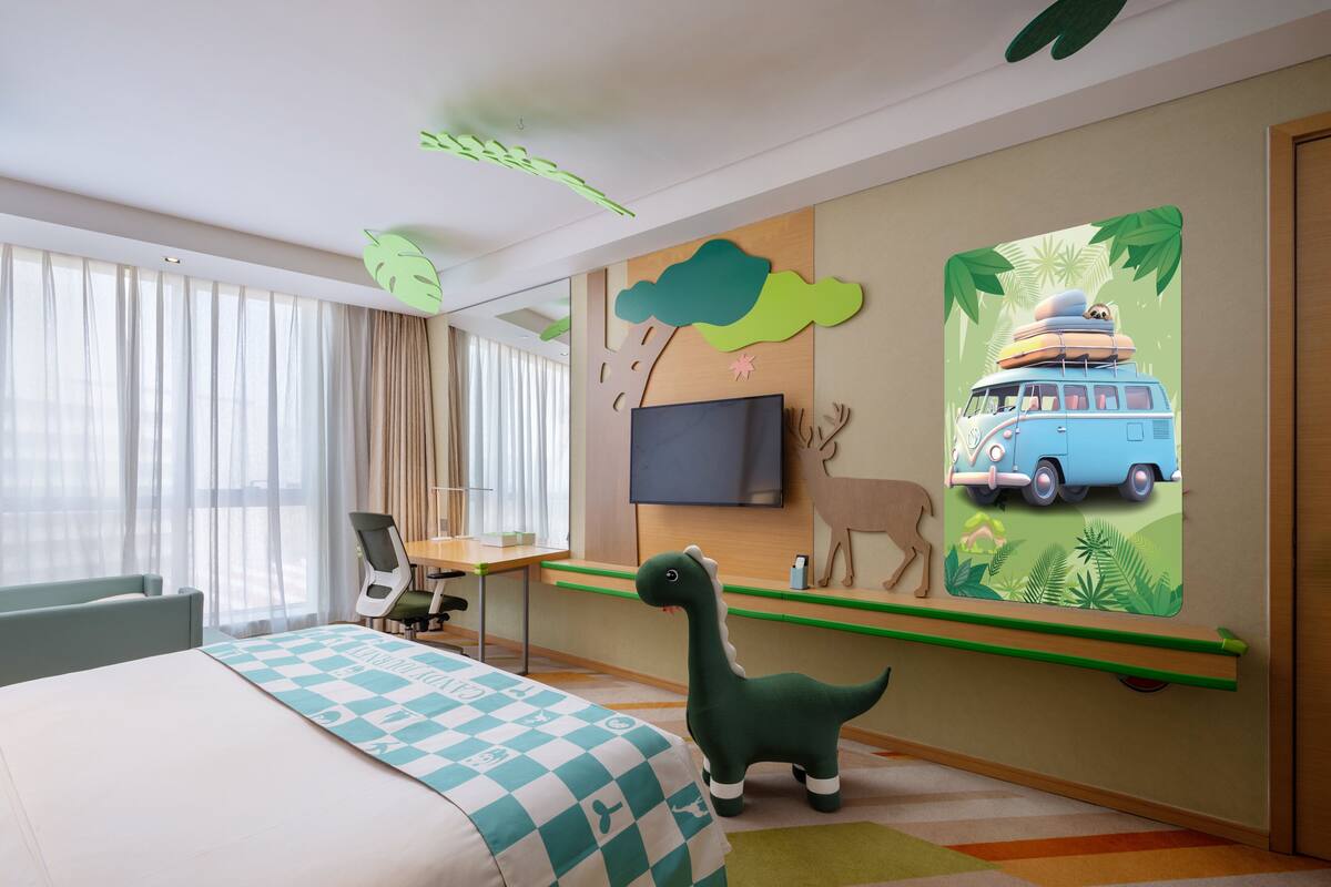 Ein Hotelzimmer mit einem Bett, einem Schreibtisch mit Stuhl, einem Fernseher und einem Wandbild.