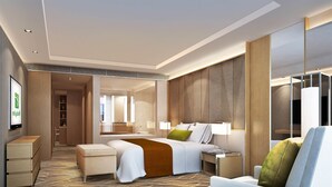 Ein modernes Hotelzimmer mit einem großen Bett, einer Sitzecke, einem Fernseher und einer Minibar.