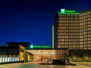 In-room safe, desk, blackout curtains, iron/ironing board - Holiday Inn Wuxi Taihu New City by IHG (Wuxi)