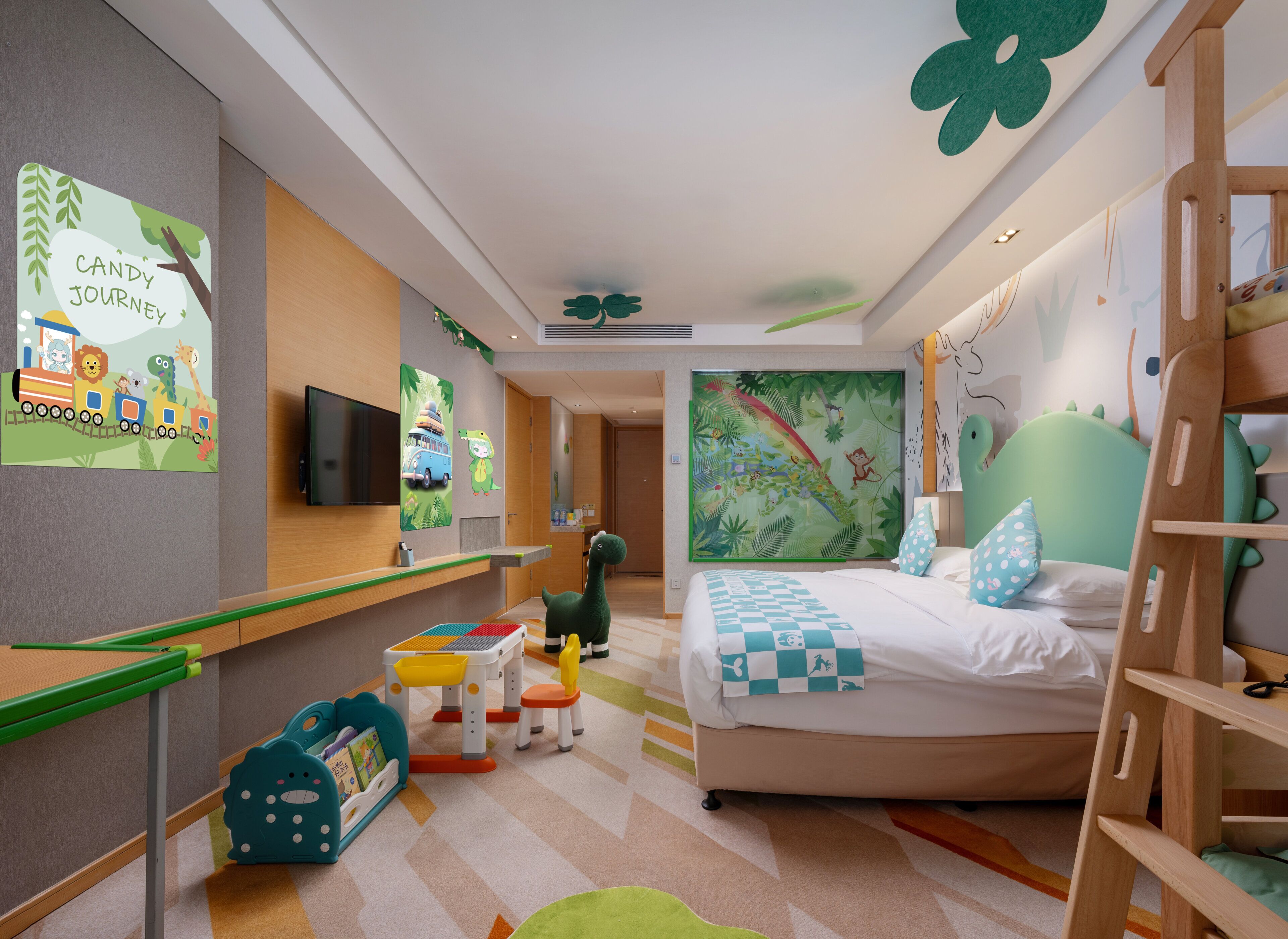 Habitació infantil amb llit, escriptori, tren de joguina i decoracions murals didàctiques.