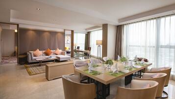 Suite, 1 chambre (High Floor, Dining & Kitchen)