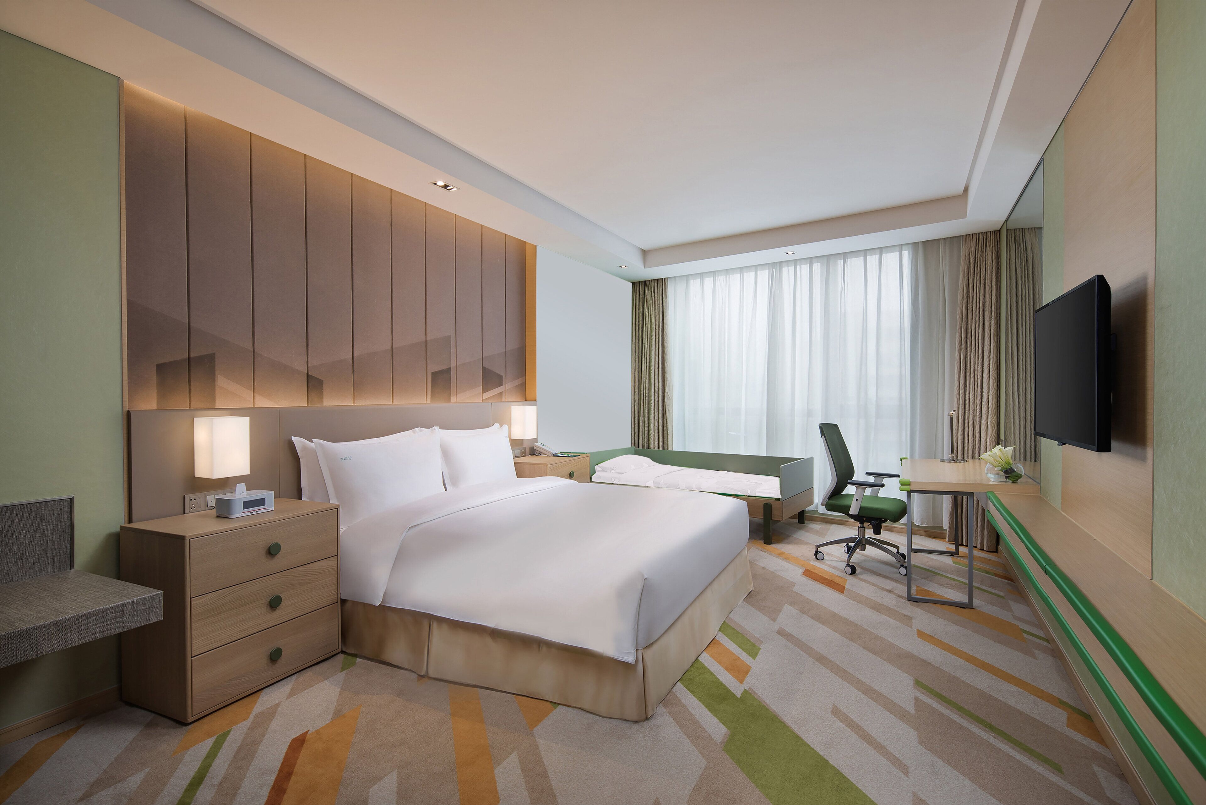 Standaard kamer (1 Kids) | Een kluis op de kamer, een bureau, verduisterende gordijnen