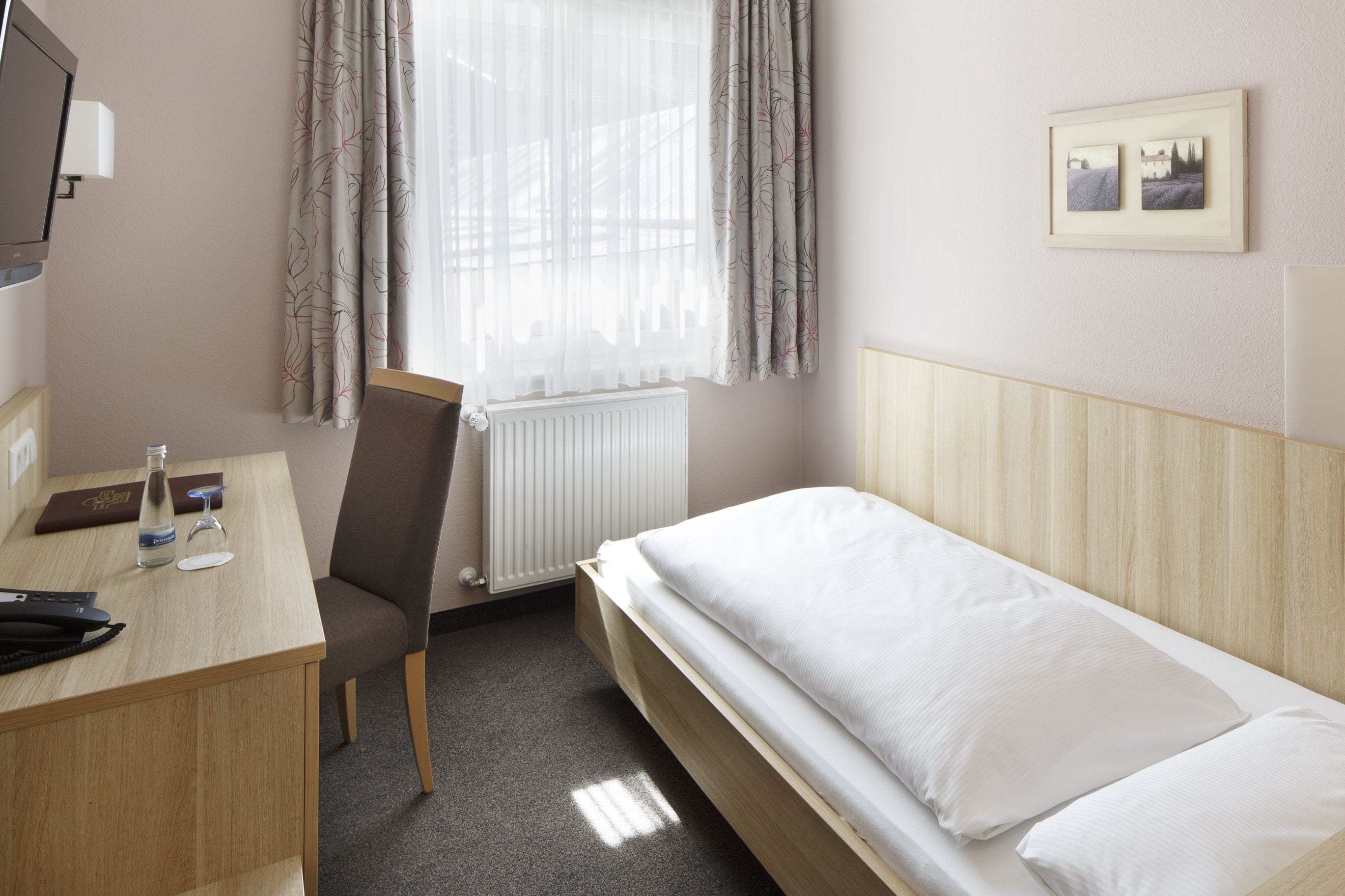 single room | premium bedding, in-room safe, desk, rollaway beds