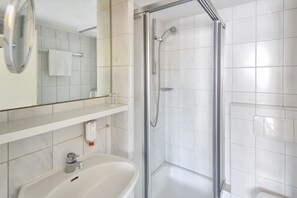 Habitació doble | Bany | Dutxa, assecador de cabells i tovalloles 