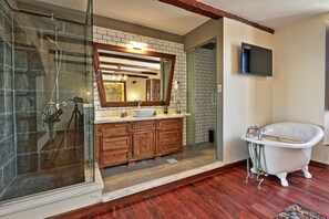 Kostenlose Toilettenartikel, Haartrockner, Bademäntel, Handtücher
