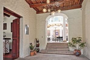 Interior entrance - On Hotel Boutique (Sucre)
