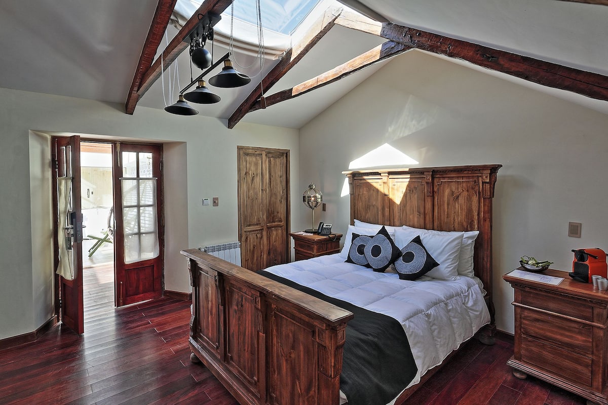 Superior Suite, 1 Queen Bed, Club Lounge Access, Courtyard Area | Frette Italian sheets, hypo-allergenic bedding available