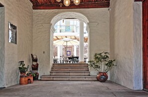 Interior entrance - On Hotel Boutique (Sucre)