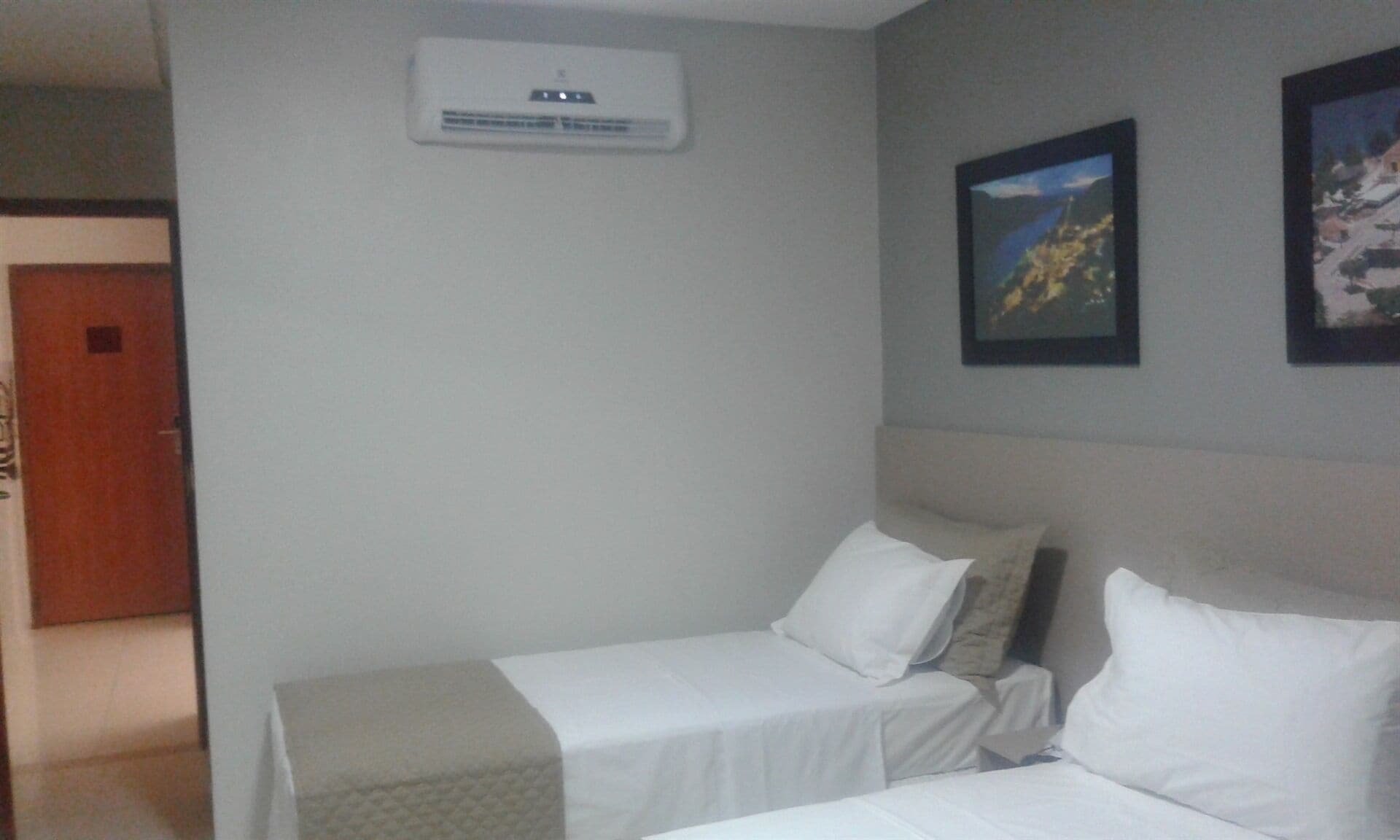 Cofres nos quartos, escrivaninha, cortinas blackout, Wi-Fi de cortesia