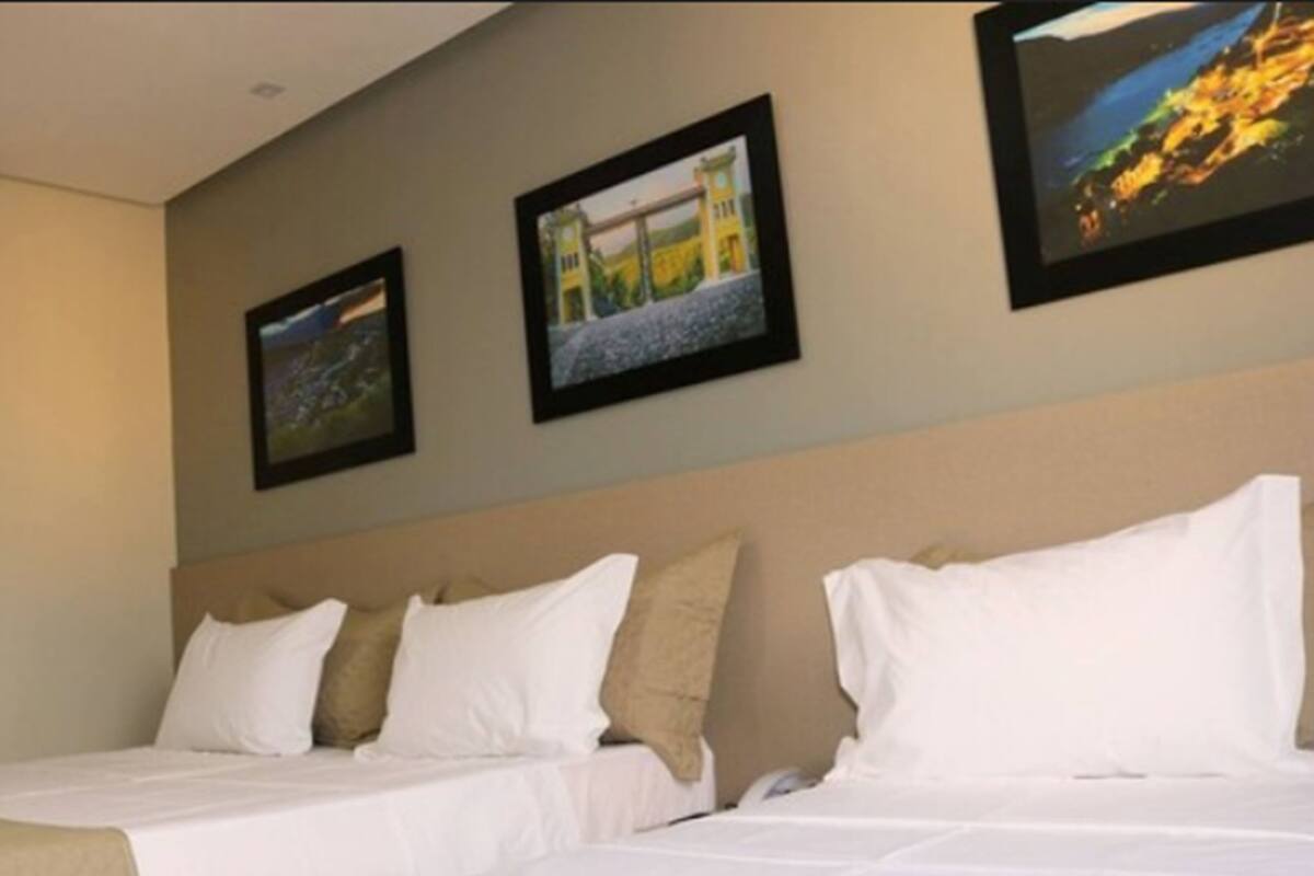 Cofres nos quartos, escrivaninha, cortinas blackout, Wi-Fi de cortesia