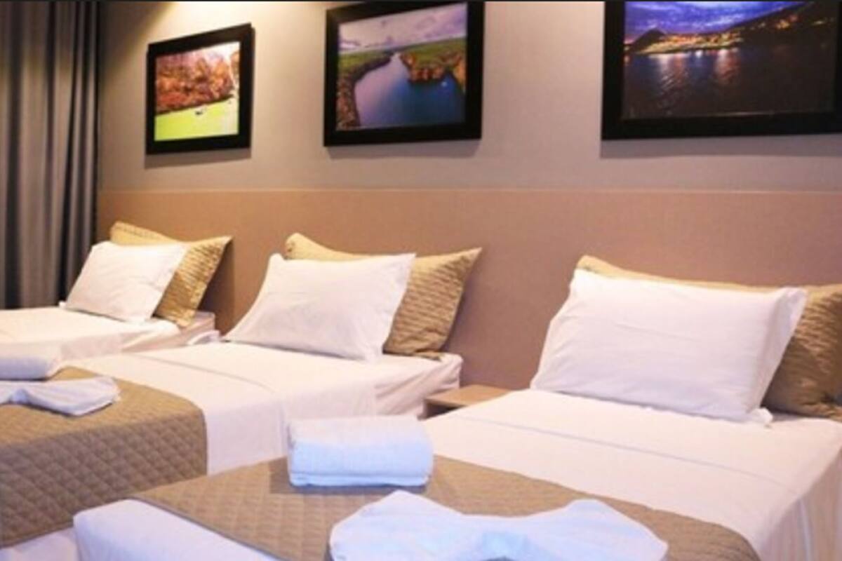 Quarto triplo, 3 camas de solteiro | Cofres nos quartos, escrivaninha, cortinas blackout, Wi-Fi de cortesia