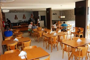 Café da manhã com buffet grátis todos os dias